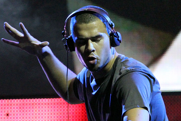 DJ School: Навыки диджея, часть 3: Сведение 1 Afrojack показывает свою технику сведения с наушником