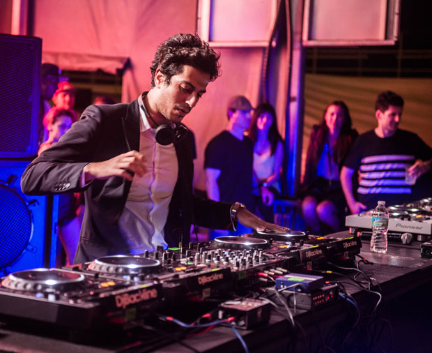 DJ School: 9 советов, как получить работу на круизном лайнере 1 Тебе нужно быть приспосабливаемым, презентабельным и уметь работать в команде. Самонадеянный диджей не подходит на эту роль.